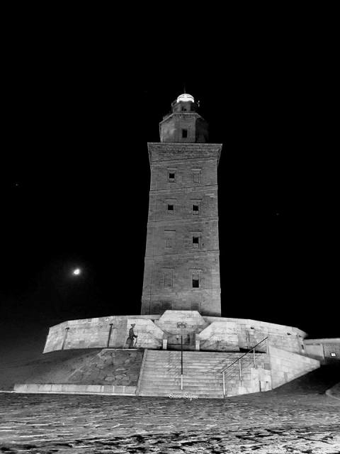 FARO EN LA NOCHE